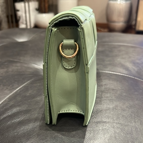 Like Dreams Woven Mint Green vegan leather with Gold chain crossbody strap - Picture 5 of 9